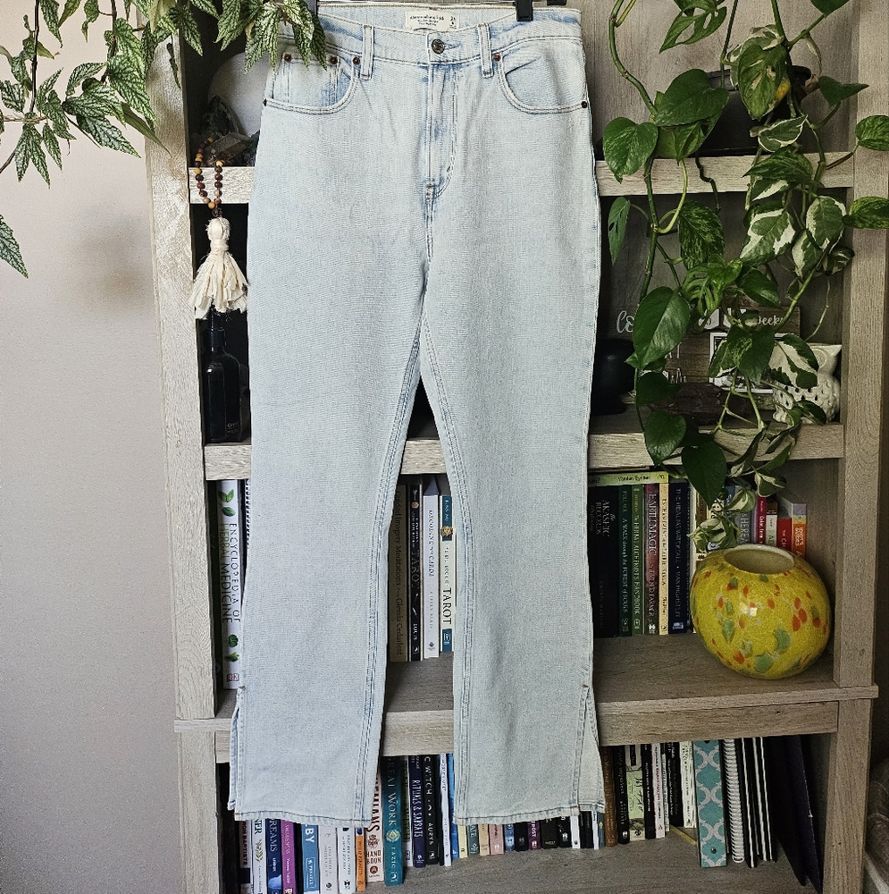 Abercrombie & FitchThe Slim Straight Ultra High Rise28 6s